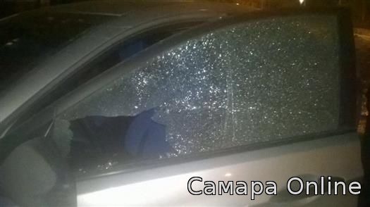 В Куйбышевском районе Самары неизвестный обстреливает машины и окна жилого дома