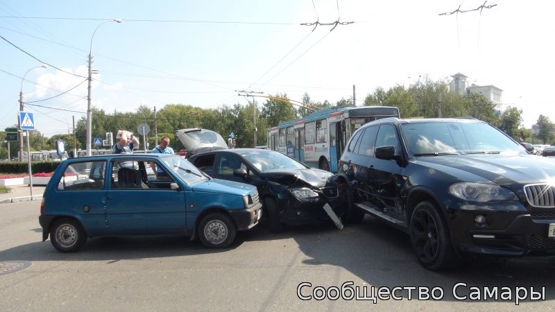 Три машины столкнулись в Промышленном районе Самары
